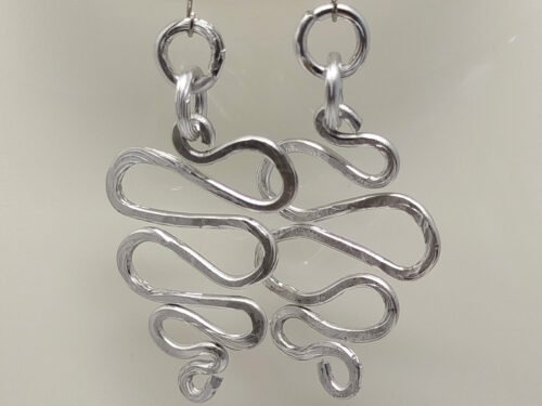 boucles d'oreilles fait main en fils aluminium argenté en serpentines suspendu à des crochets d'oreilles argentés hypoallergéniques