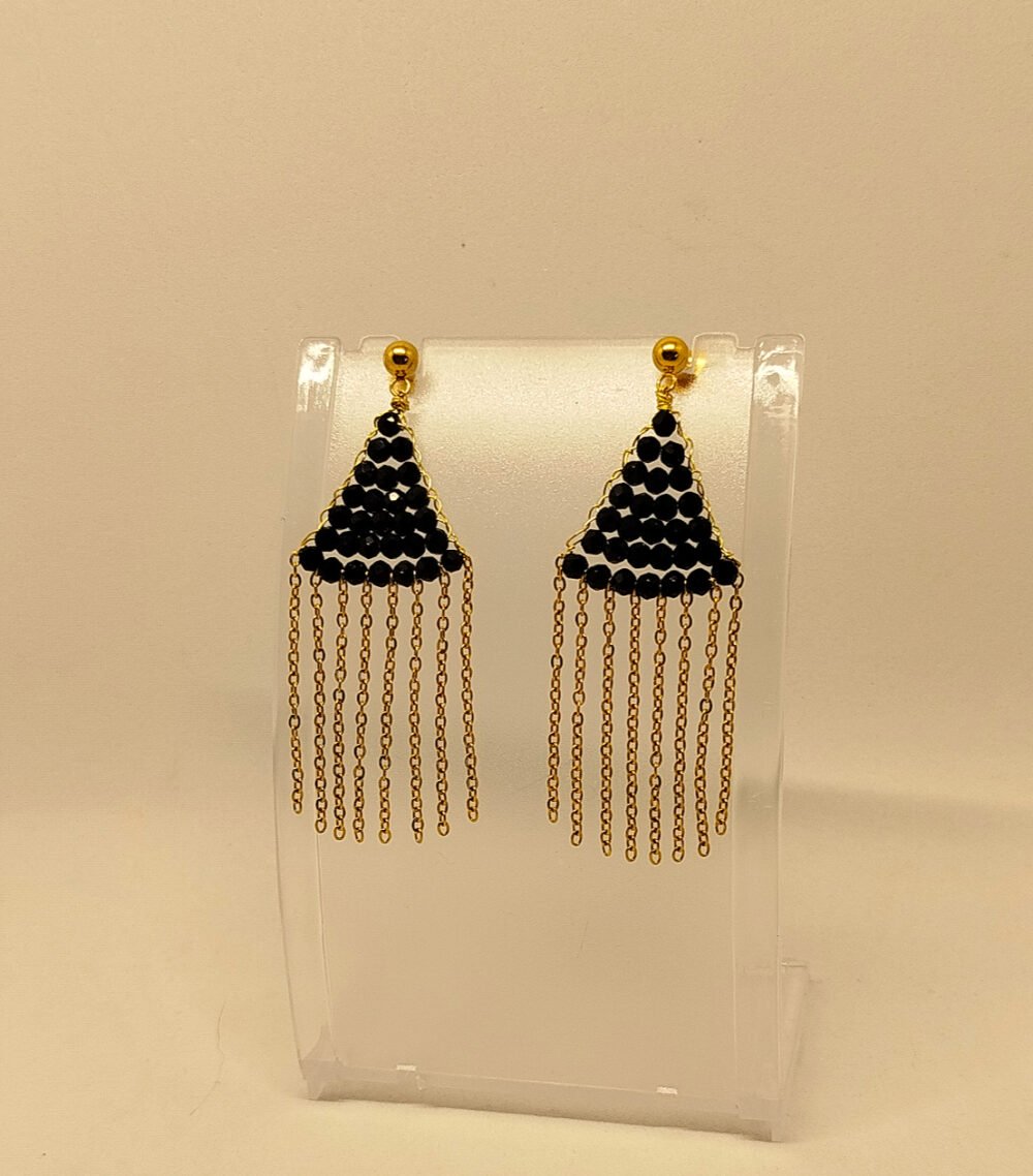 boucles d'oreilles femme bijou fait main avec des perles à facettes noirs et des petites franges en chaînes à maillons