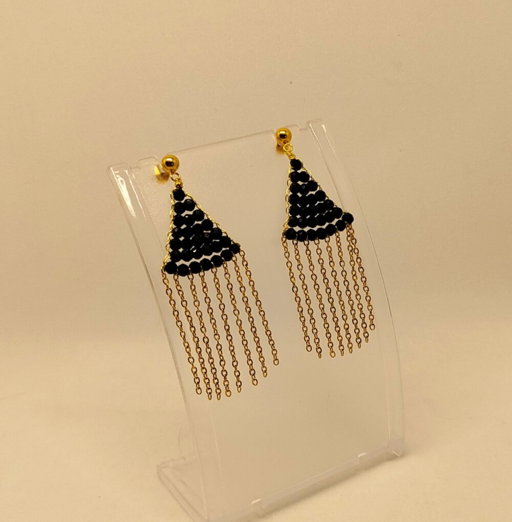 boucles d'oreilles femme bijou fait main avec des paerles à facettes noirs et des petites franges en chaînes à maillons