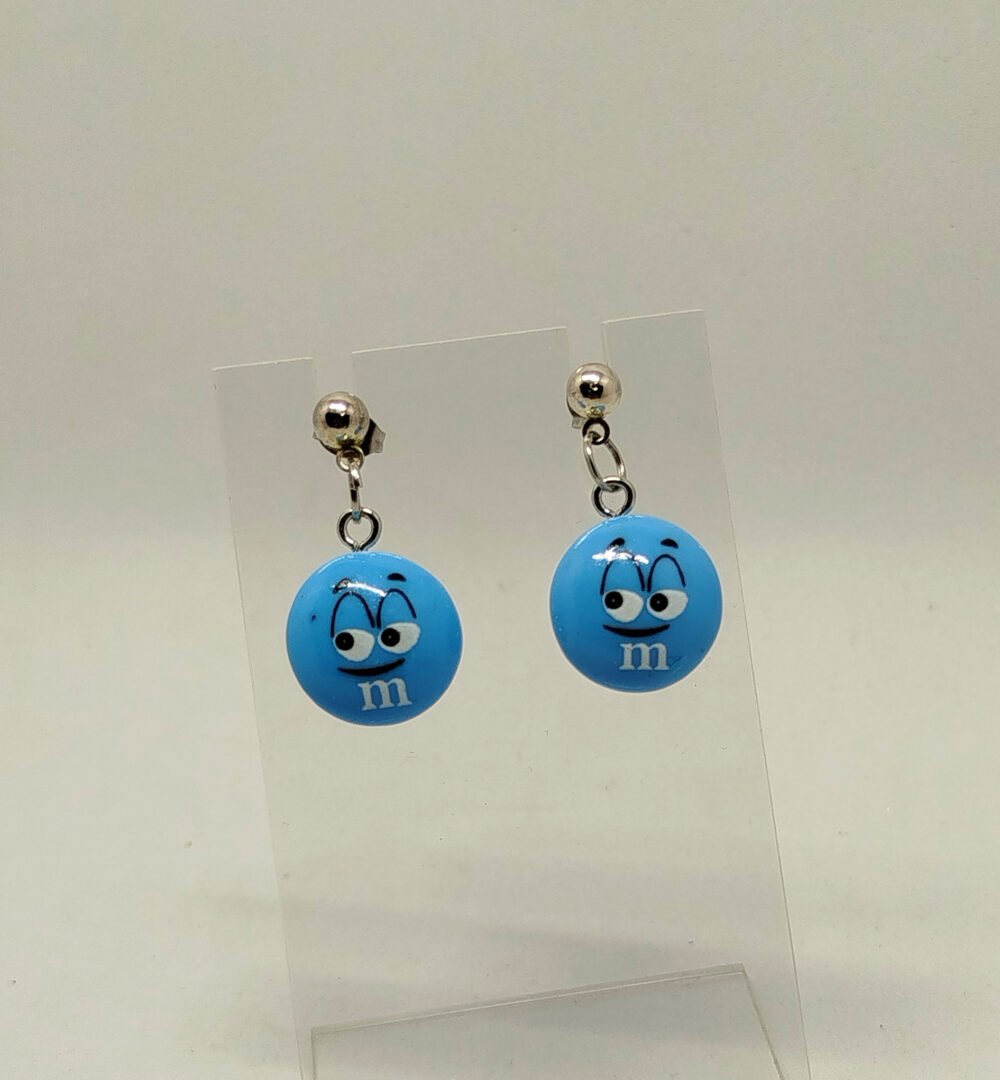 boucles d'oreilles m&m's couleur bleu avec clou d'oreille argenté bijou fait