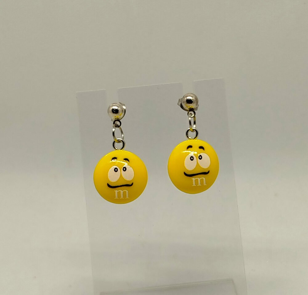 boucles d'oreilles m&m's couleur jaune avec clou d'oreille argenté bijou fait main