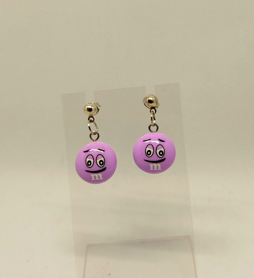 boucles d'oreilles m&m's couleur violet avec clou d'oreille argenté bijou fait main