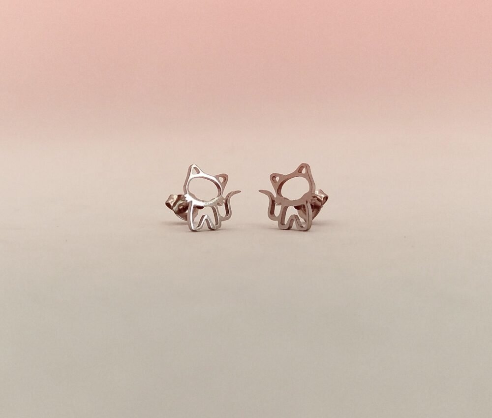 Magnifiques clous d'oreilles en acier inoxydable en forme de petit chat.