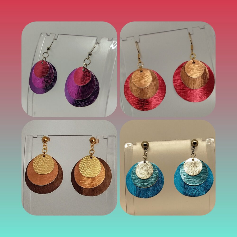 boucles d'oreilles rondes réalisées avec du fils aluminium plat en 3 différentes tailles et couleurs fixées à des clous dorés