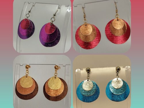 boucles d'oreilles rondes réalisées avec du fils aluminium plat en 3 différentes tailles et couleurs fixées à des clous dorés
