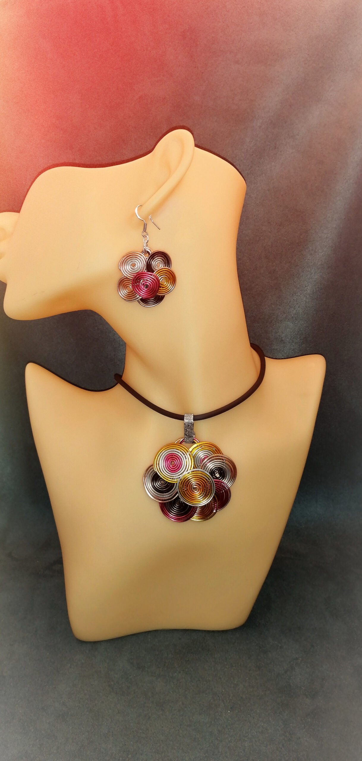 boucles d'oreilles soigneusement confectionnées à la main en plusieurs spirales en fil aluminium multicolore 3 cm de diamètres avec collier assortis