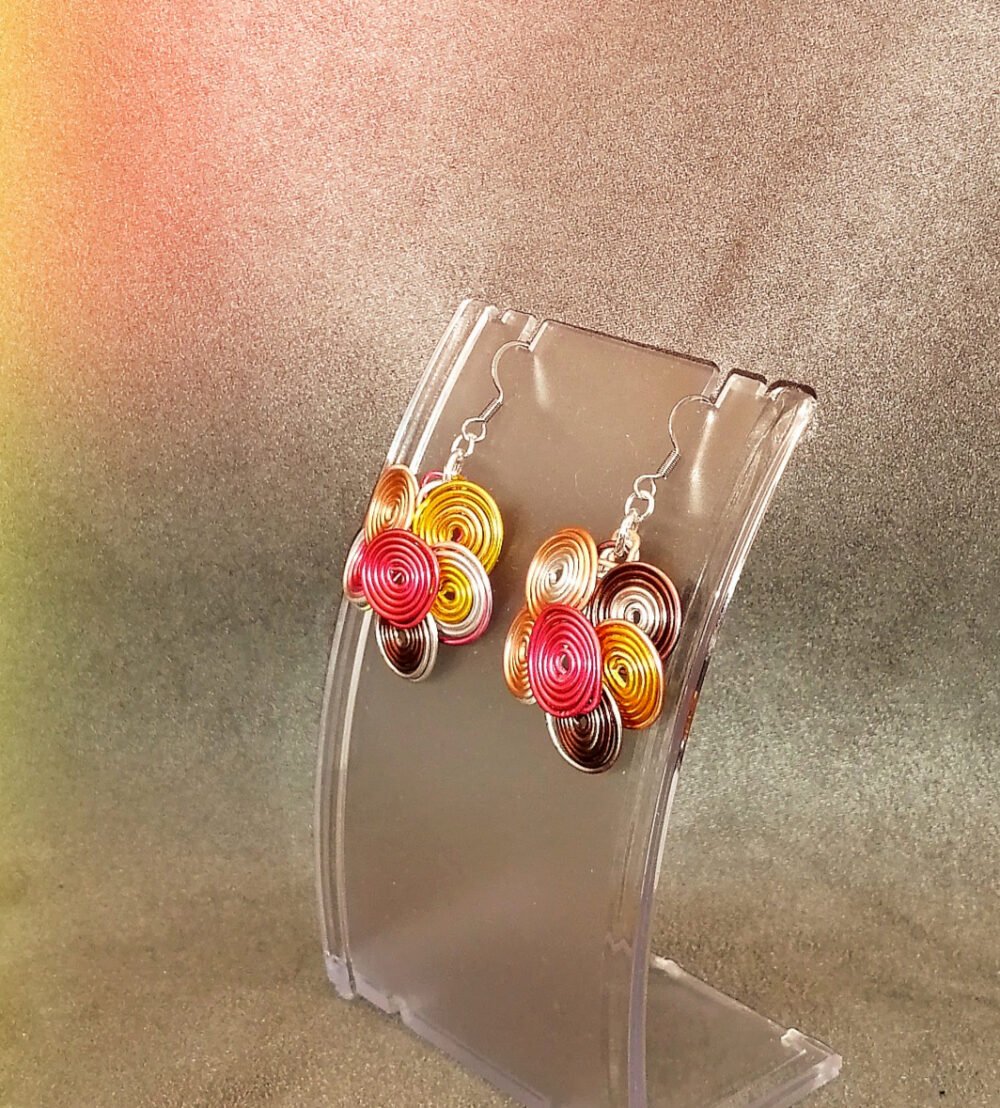 boucles d'oreilles soigneusement confectionnées à la main en plusieurs spirales en fil aluminium multicolore 3 cm de diamètres