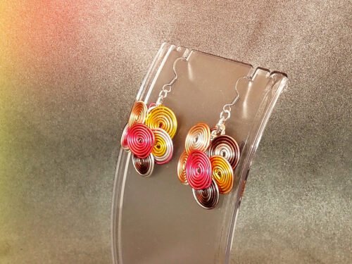 boucles d’oreilles soigneusement confectionnées à la main en plusieurs spirales en fil aluminium multicolore 3 cm de diamètre boucles d'oreilles soigneusement confectionnées à la main en plusieurs spirales en fil aluminium multicolore 3 cm de diamètres
