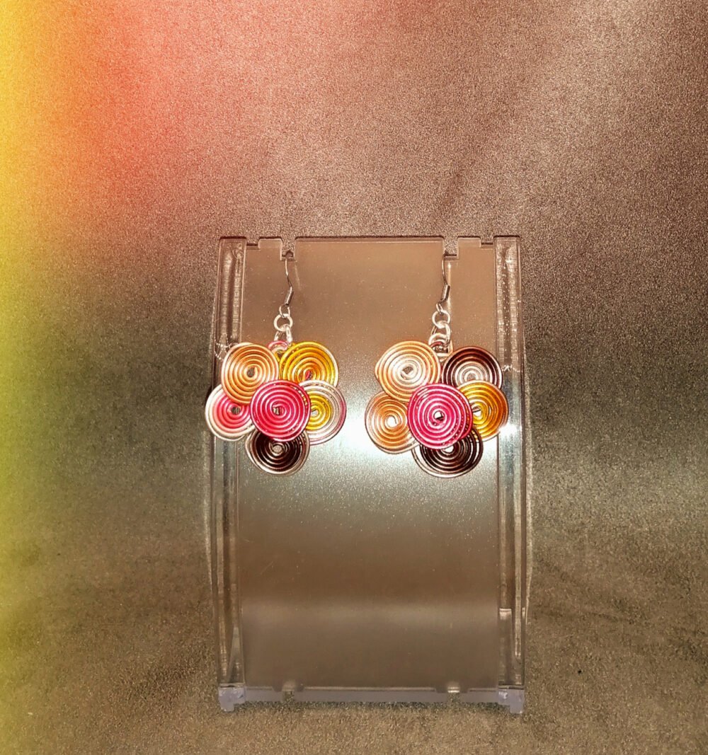 boucles d'oreilles soigneusement confectionnées à la main en plusieurs spirales en fil aluminium multicolore 3 cm de diamètres
