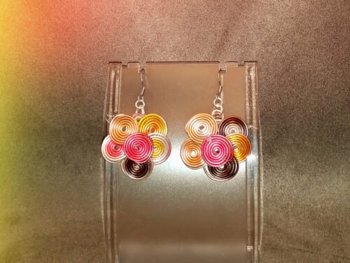 boucles d'oreilles soigneusement confectionnées à la main en plusieurs spirales en fil aluminium multicolore 3 cm de diamètres
