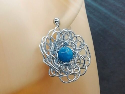 boucles d’oreilles soigneusement confectionnées avec du fil aluminium couleur argenté et une pierre calcédoine est fixée au centre pour un diamètre de 4 cm boucles d'oreilles en fil aluminium et pierre calcédoine au centre bijoux fait main