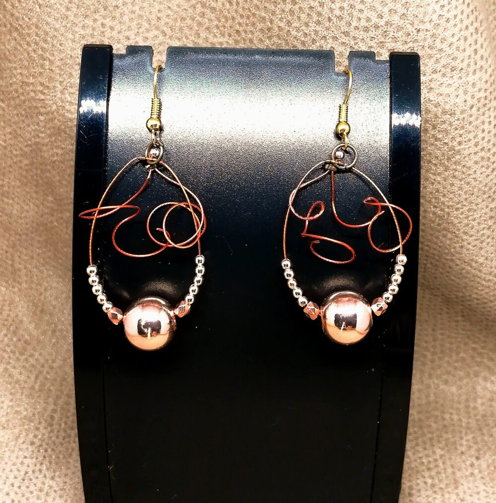 boucles d'oreilles soigneusement confectionnées avec pierre naturelle hématite dorée et petites perles dorées fixées sur câble à bijoux orange
