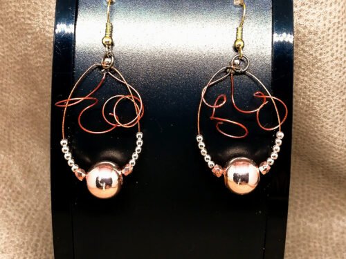 boucles d'oreilles soigneusement confectionnées avec pierre naturelle hématite dorée et petites perles dorées fixées sur câble à bijoux orange