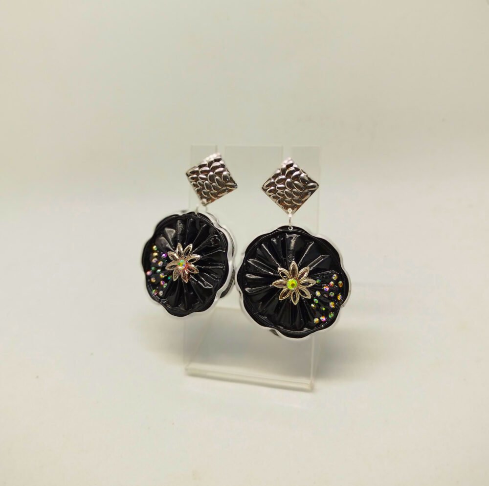 boucles d'oreilles soigneusement créées avec des capsules de café noirs une pétale argentée et petits strass clous d'oreilles carré argentés en acier