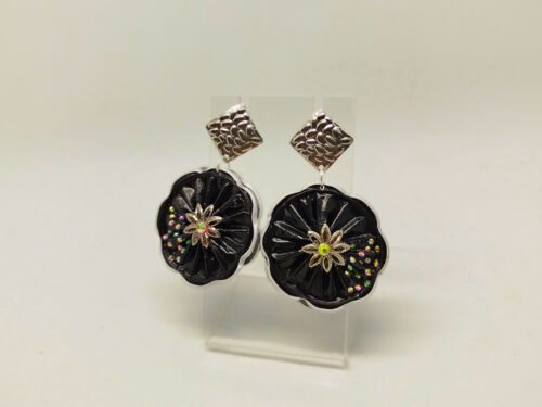 boucles d'oreilles soigneusement créées avec des capsules de café noirs une pétale argentée et petits strass clous d'oreilles carré argentés en acier