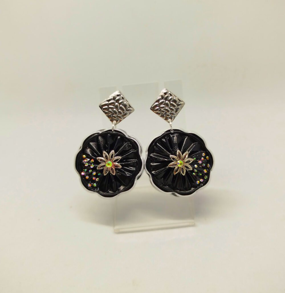 boucles d'oreilles soigneusement créées avec des capsules de café noirs une pétale argentée et petits strass clous d'oreilles carré argentés en acier
