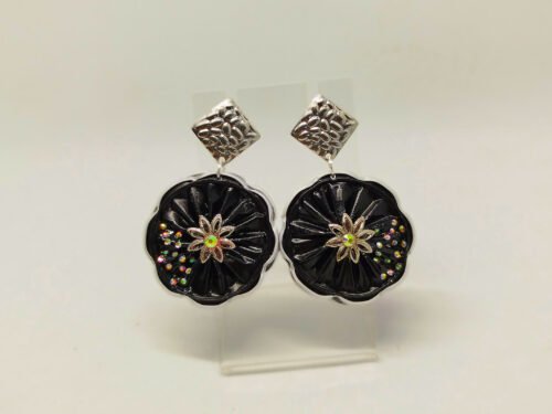 boucles d'oreilles soigneusement créées avec des capsules de café noirs une pétale argentée et petits strass clous d'oreilles carré argentés en acier