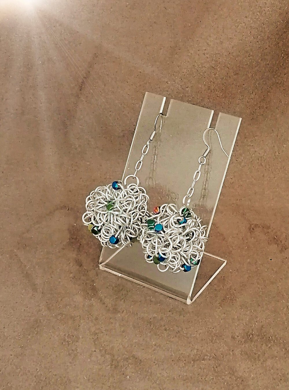boucles d'oreilles soigneusement façonnées à la main avec du fil aluminium couleurs argenté en forme de boule et 20 pierres naturelles hématites de plusieurs couleurs