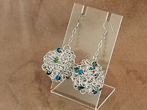 boucles d’oreilles soigneusement façonnées à la main avec du fil aluminium couleurs argenté en forme de boule et 20 pierres naturelles hématites de plusieurs couleurs boucles d'oreilles soigneusement façonnées à la main avec du fil aluminium couleurs argenté en forme de boule et 20 pierres naturelles hématites de plusieurs couleurs