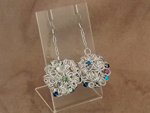 boucles d'oreilles soigneusement façonnées à la main avec du fil aluminium couleurs argenté en forme de boule et 20 pierres naturelles hématites de plusieurs couleurs