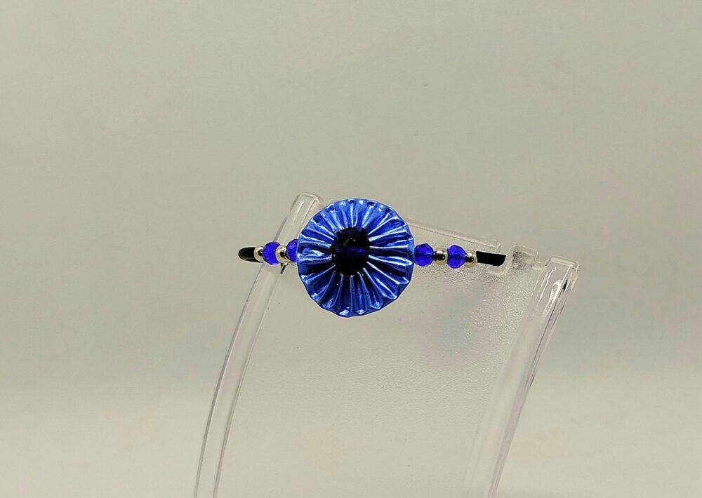 bracelet à mémoire de forme habillé avec du caoutchouc noir une capsule de café bleue des perles