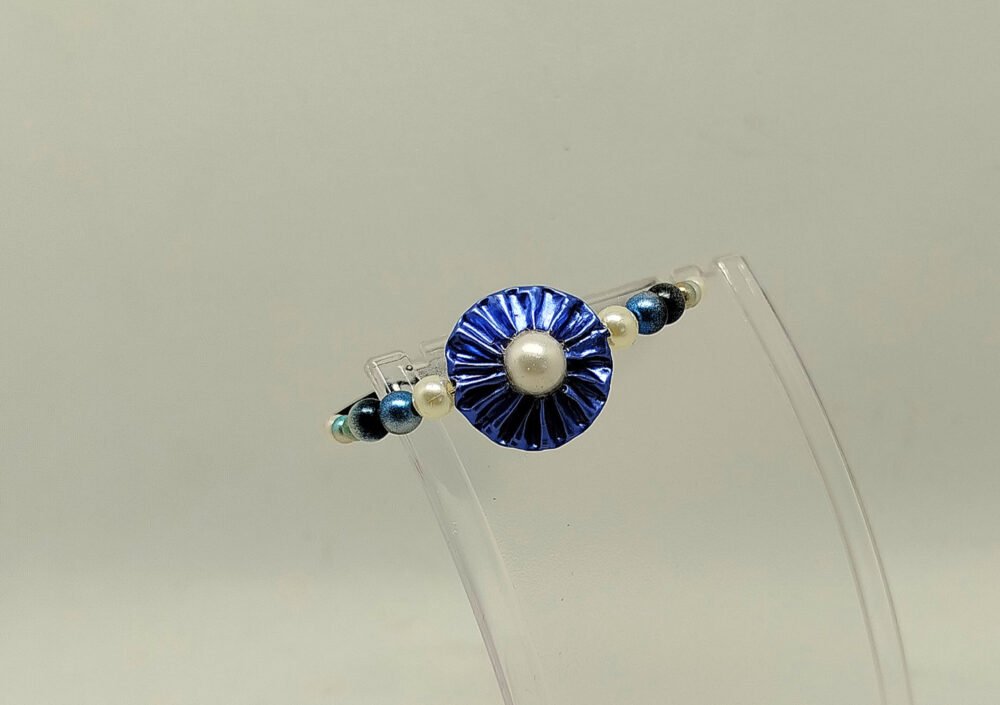 bracelet à mémoire de forme habillé avec du caoutchouc noir une capsule de café bleue des perles