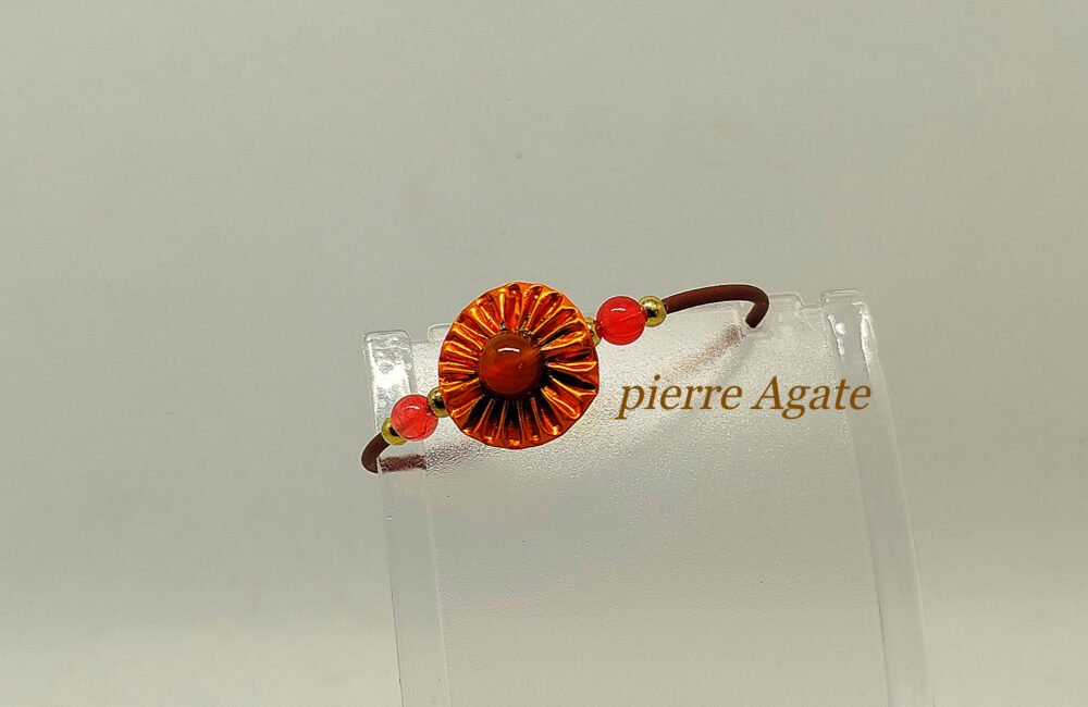 bracelet à mémoire de forme habillé avec du caoutchouc noir une capsule de café orange une pierre naturelle agate et des perles