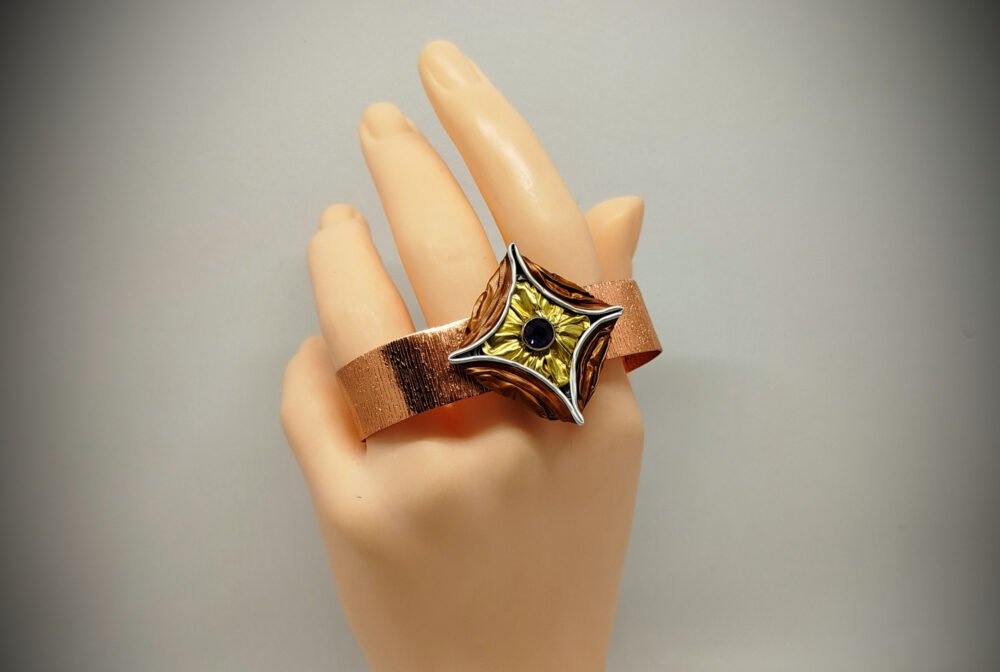 bracelet en fil aluminium large orangé une capsule de café en forme de losange fixée