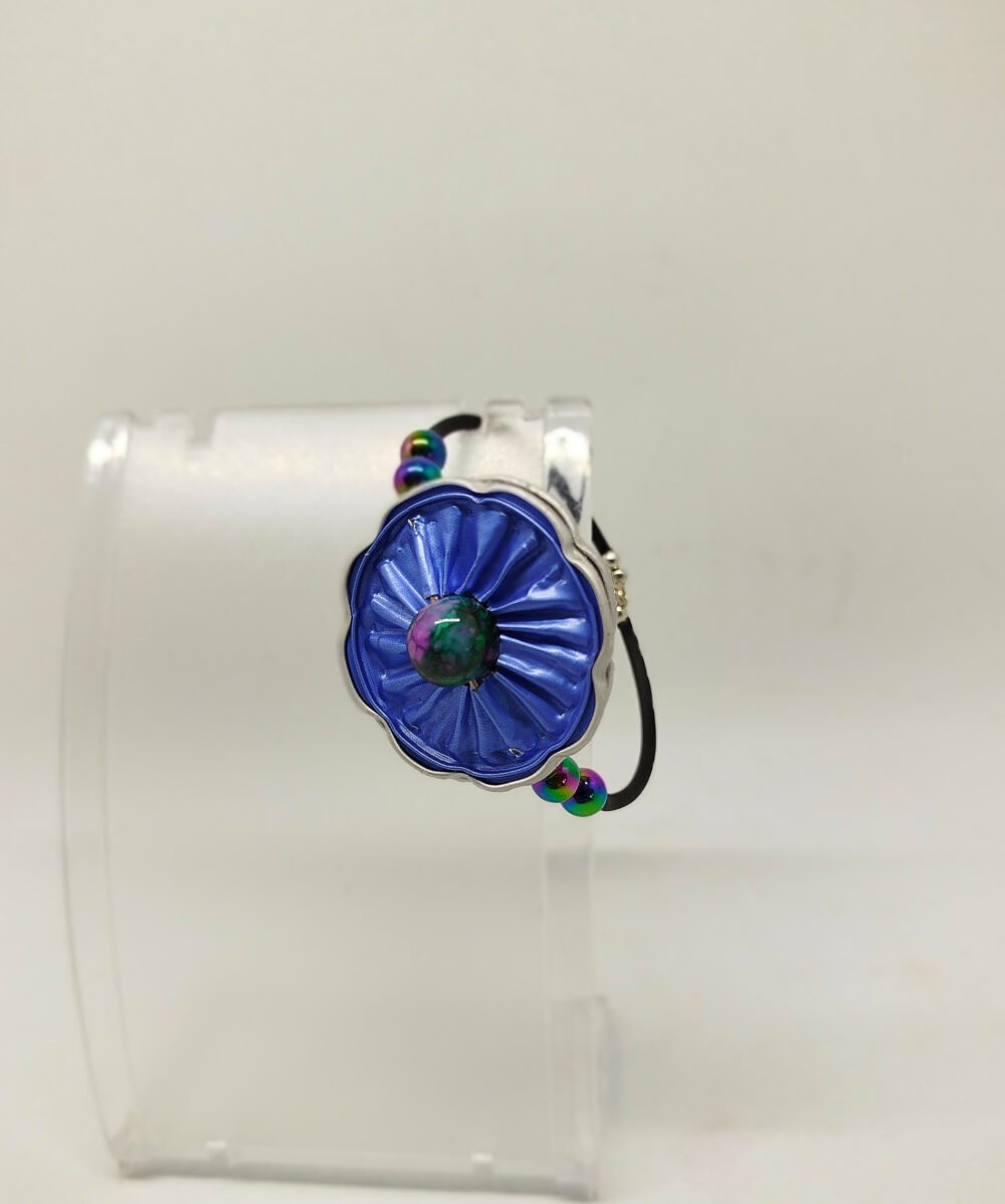 bracelet en mémoire de forme habillé d'une capsule de café bleue en forme de fleur avec perle au centre
