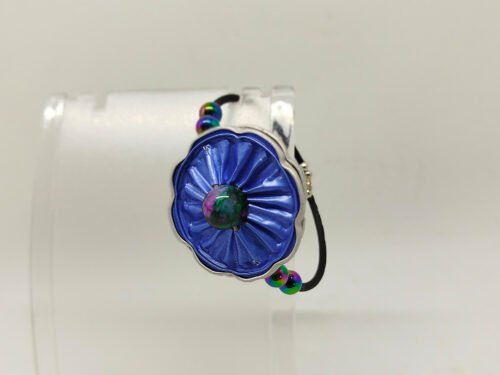 bracelet en mémoire de forme habillé d’une capsule de café bleue en forme de fleur avec perle au centre bracelet en mémoire de forme habillé d'une capsule de café bleue en forme de fleur avec perle au centre