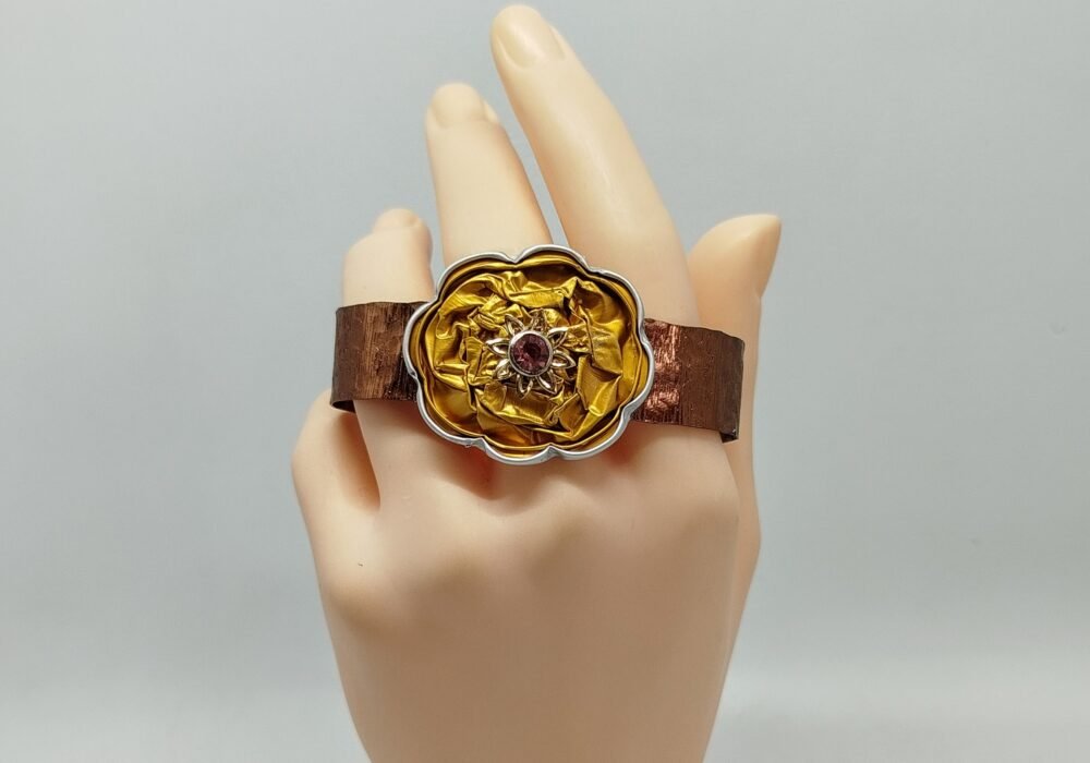bracelet en fil aluminium large marron et fleur en capsule de café couleur ocre avec strass au centre