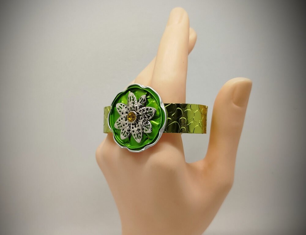 bracelet en fil aluminium large vert pomme motif crocodile et capsule à café verte fixé dessus