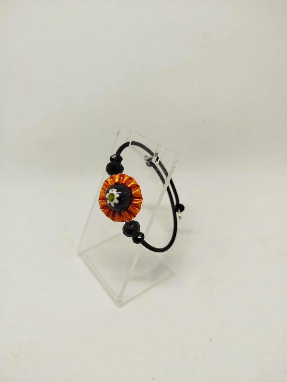 bracelet à mémoire de forme habillé avec du caoutchouc noir une capsule de café orange perle