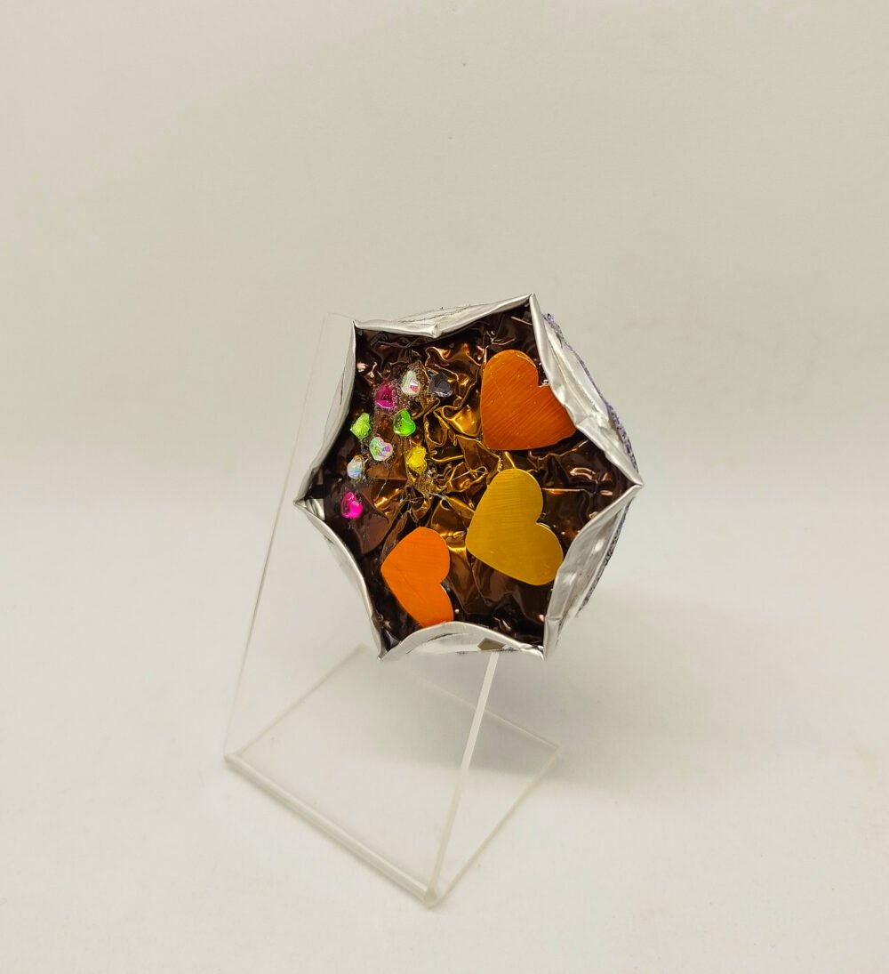 broche créé avec capsules de café et petits cœur collé dessus éco créative