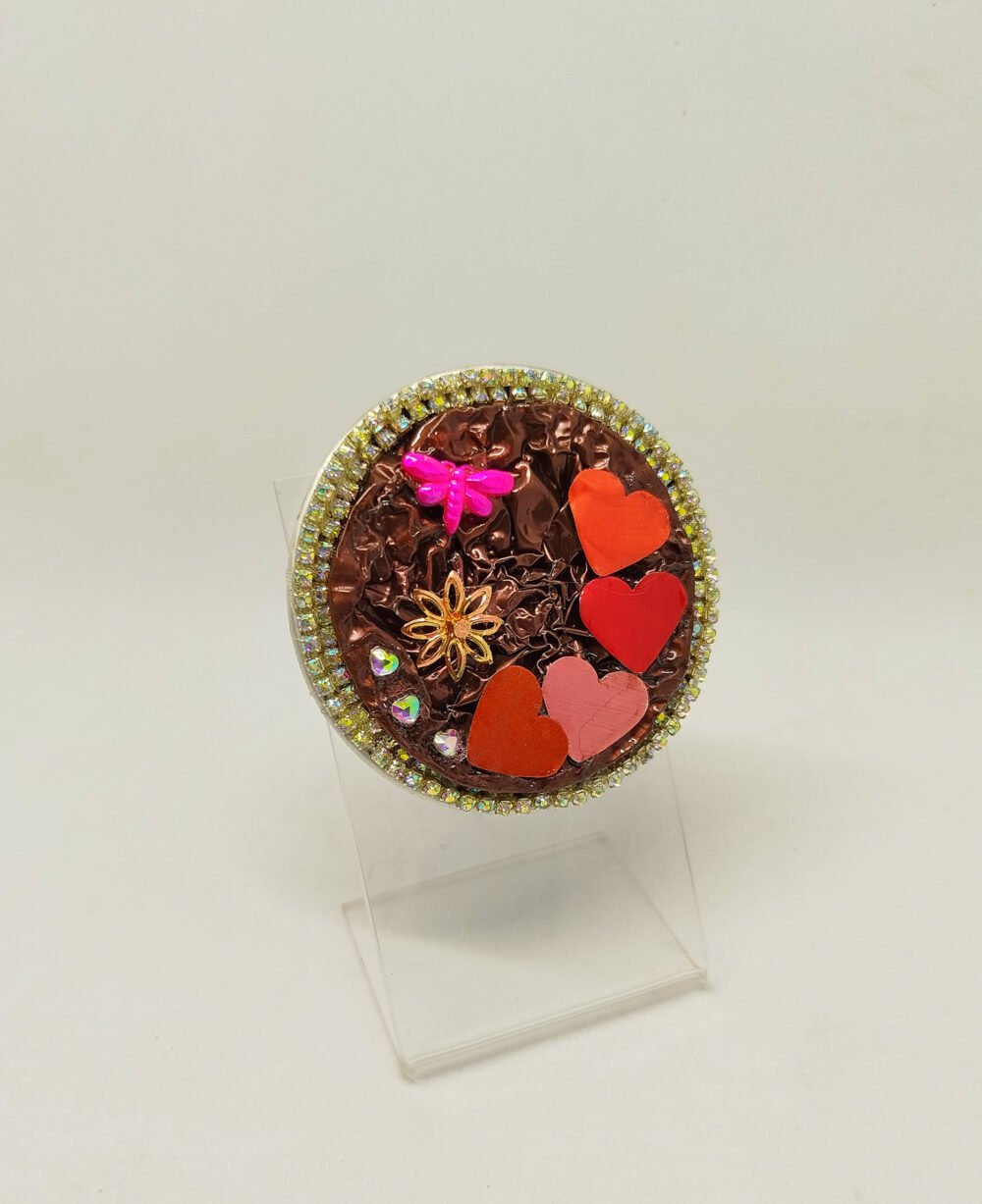 broche créé en capsules de café petits cœurs et strass dessus lanières de strass autour et derrière en simili cuir noir éco créative