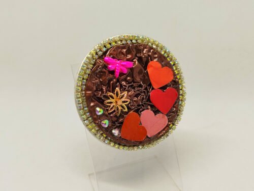 broche créé en capsules de café petits cœurs et strass dessus lanières de strass autour et derrière en simili cuir noir éco créative broche créé en capsules de café petits cœurs et strass dessus lanières de strass autour et derrière en simili cuir noir éco créative