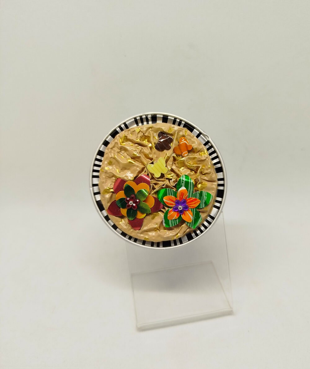 broche créé en capsules de café beige avec petite fleur et papillons fixé dessus diamètre 6 cm éco créative