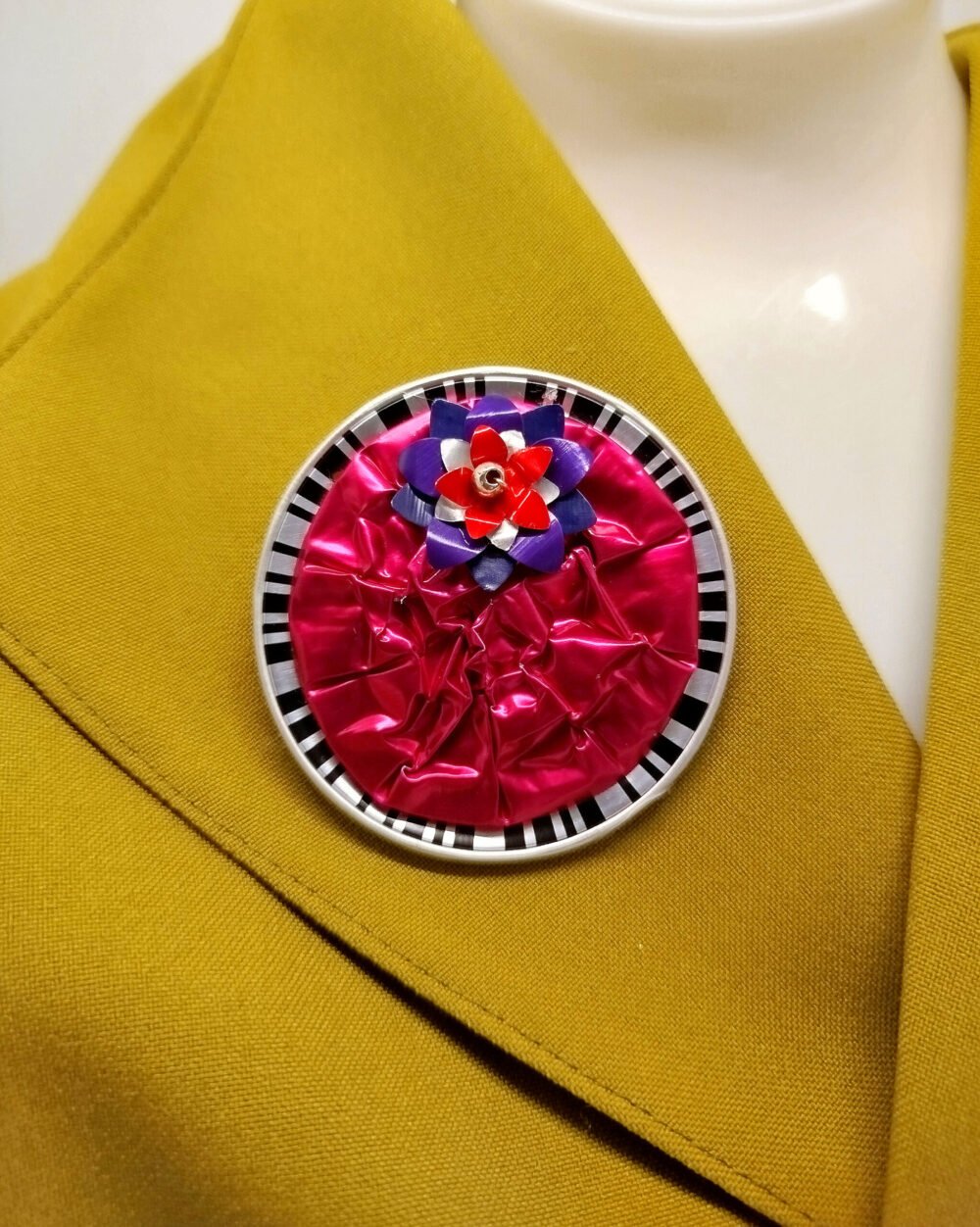 broche créé en capsules de café fuchsia avec petite fleur fixé dessus diamètre 6 cm éco créative