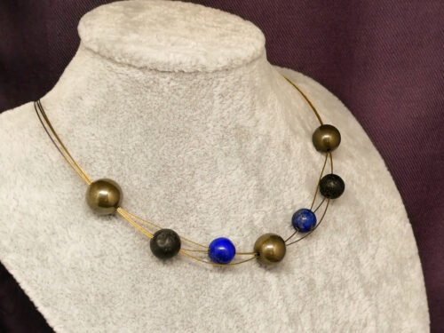 collier crée avec 7 pierres naturelles Pyrite Lapis Lazuli et Pierre de Lave qui sont fixées sur 3 câbles à bijoux dorés collier crée avec 7 pierres naturelles Pyrite Lapis Lazuli et Pierre de Lave qui sont fixées sur 3 câbles à bijoux dorés