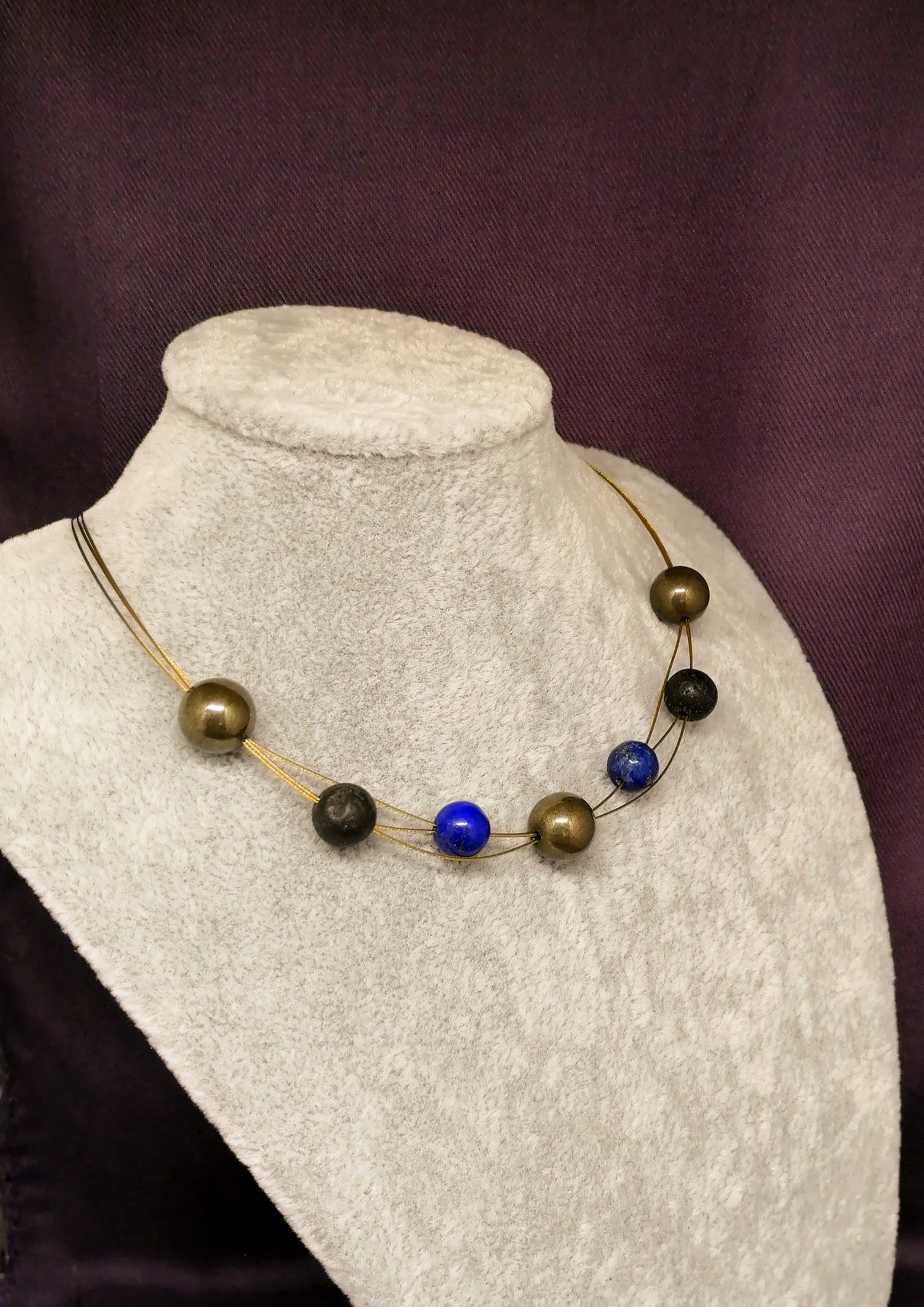 collier crée avec 7 pierres naturelles Pyrite Lapis Lazuli et Pierre de Lave qui sont fixées sur 3 câbles à bijoux dorés