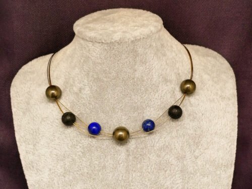 collier crée avec 7 pierres naturelles Pyrite Lapis Lazuli et Pierre de Lave qui sont fixées sur 3 câbles à bijoux dorés