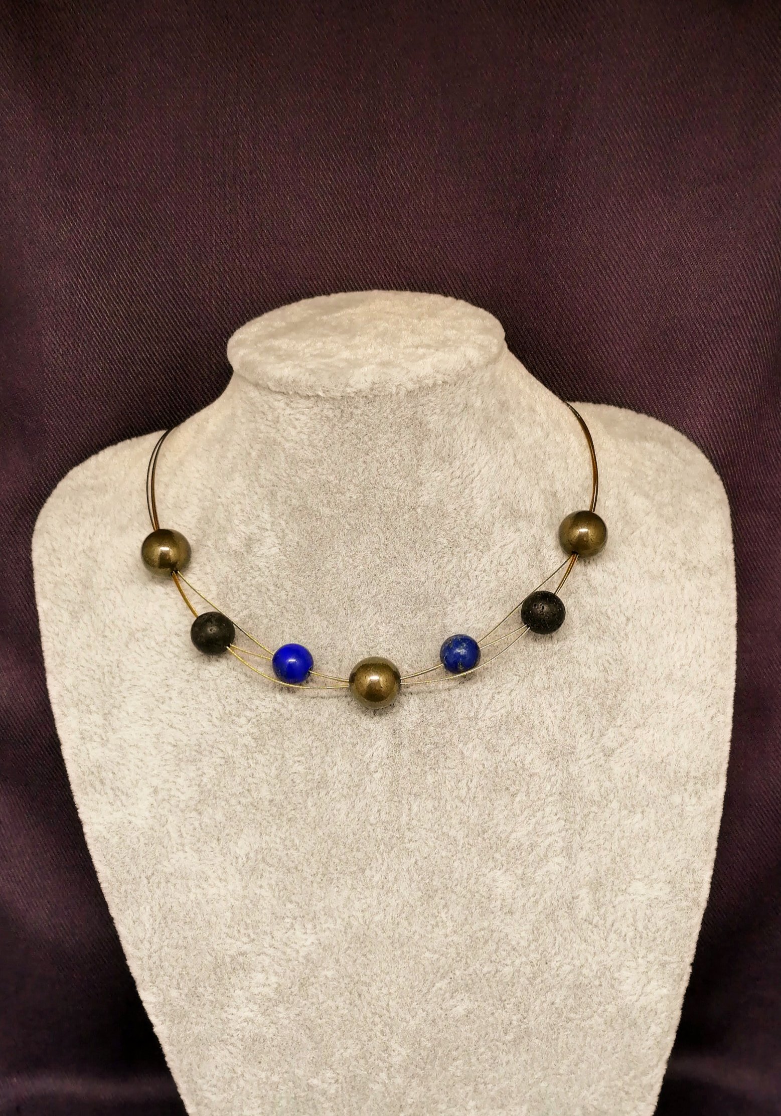 collier crée avec 7 pierres naturelles Pyrite Lapis Lazuli et Pierre de Lave qui sont fixées sur 3 câbles à bijoux dorés
