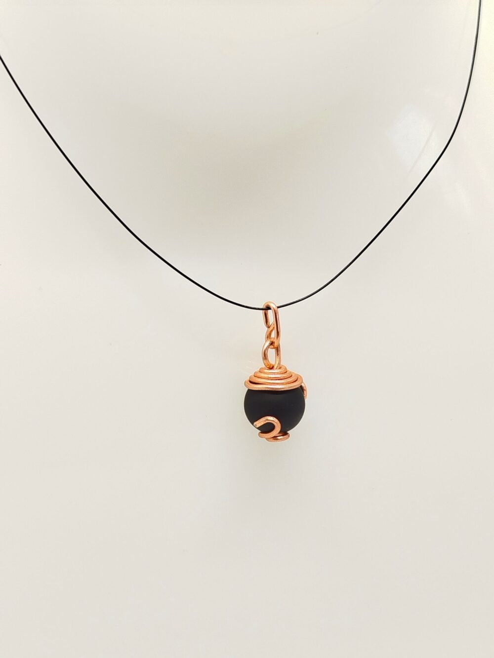 pierre onyx fixé sur câble à bijoux