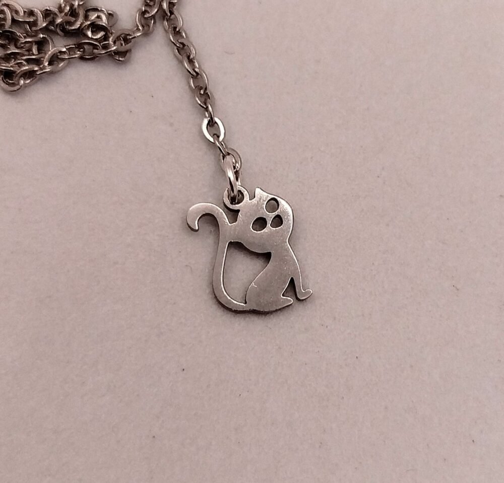 collier avec pendentif petit chat
