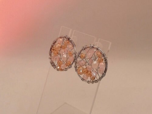 clous d’oreilles confectionnées avec du fil de cuivre couleur argenté remplit de perles à facettes rose bijou fait main clous d'oreilles confectionnées avec du fil de cuivre couleur argenté remplit de perles à facettes rose bijou fait main