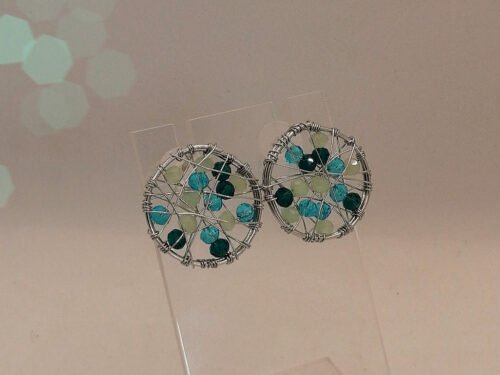 clous d'oreilles confectionnées avec du fil de cuivre couleur argenté remplit de perles à facettes vertes bijou fait main