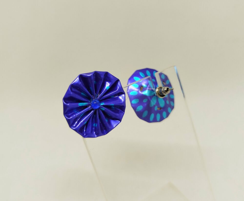 clous d'oreilles créées en capsules de café bleu avec petit strass au centre