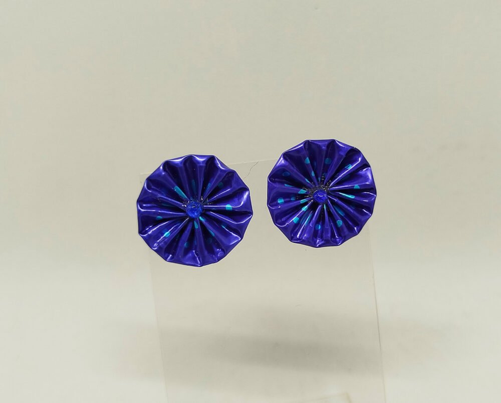 clous d'oreilles créées en capsules de café bleu avec petit strass au centre