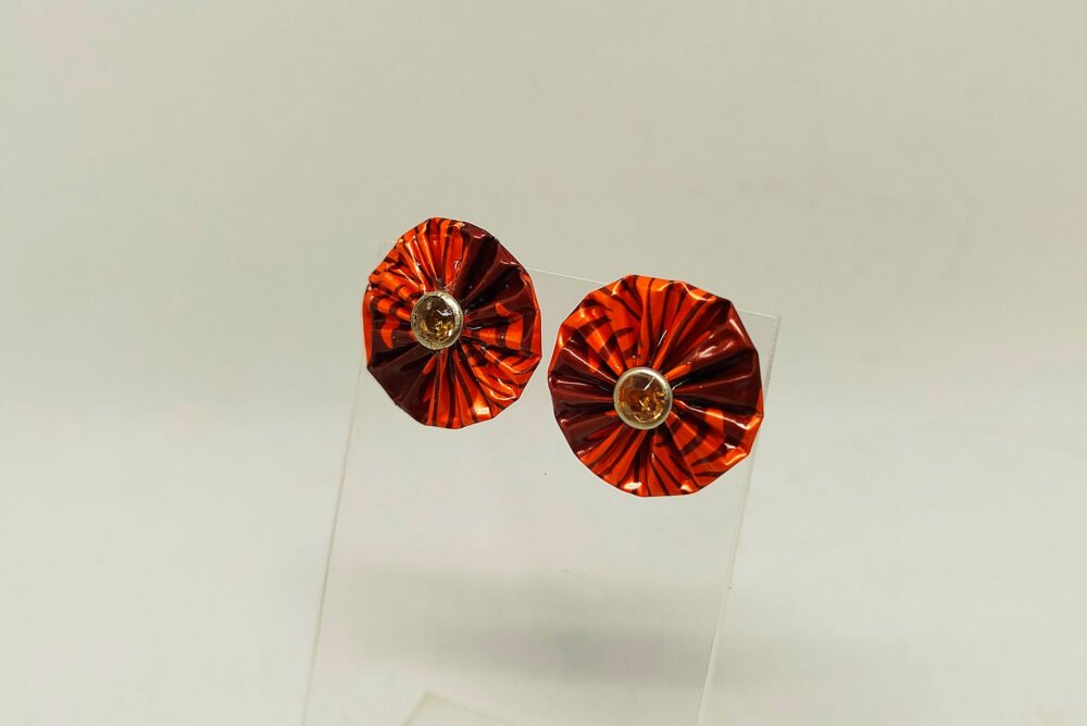 clous d'oreilles créées en capsules de café orange avec petit strass au centre