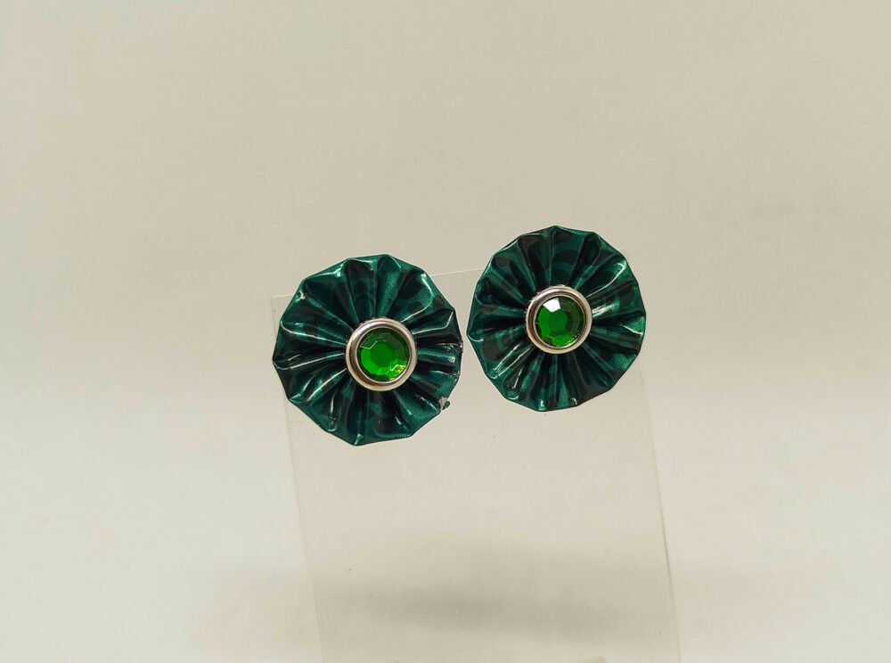 clous d'oreilles créées en capsules de café verte avec petit strass au centre